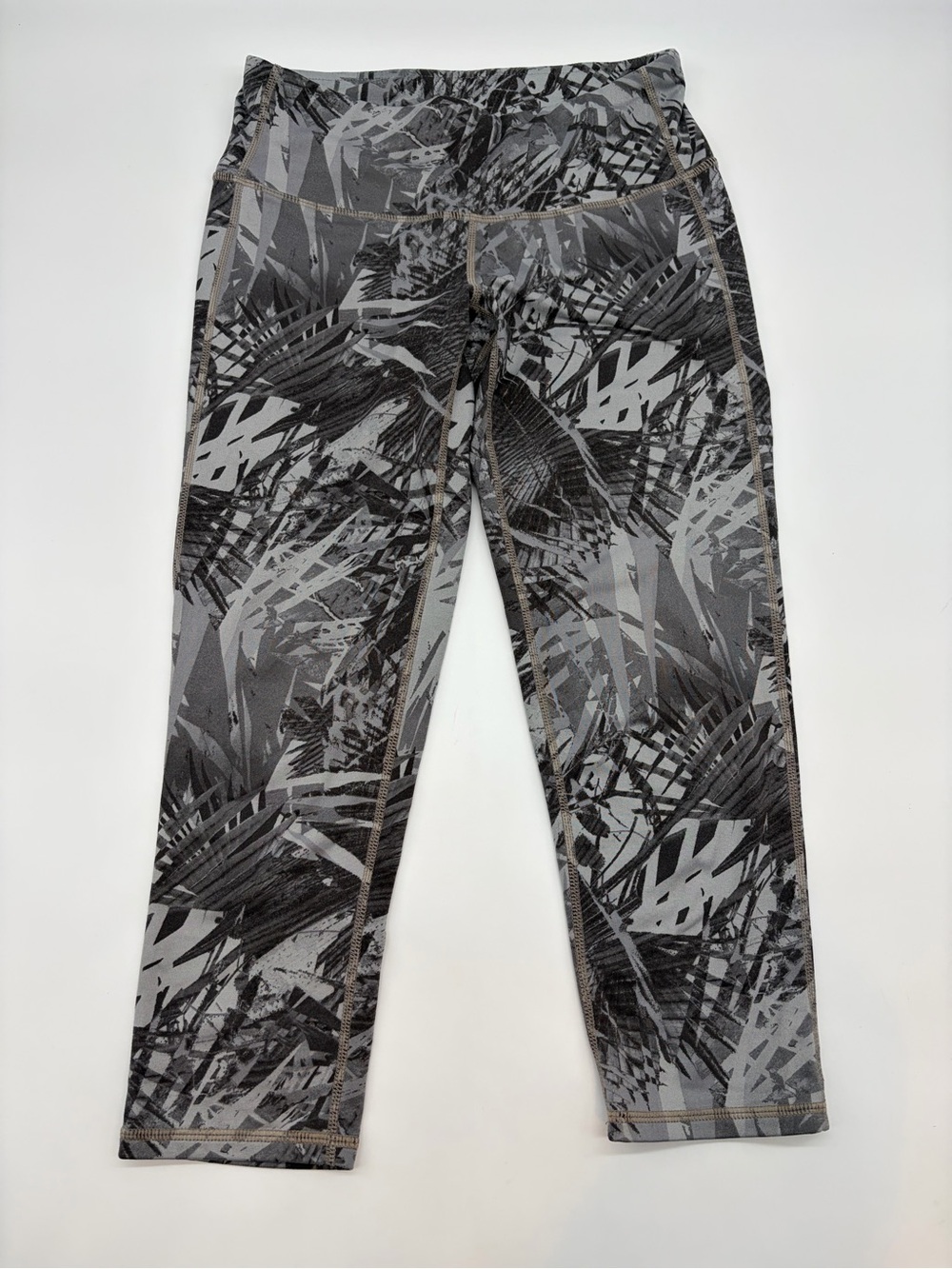 Athleta Black & Gray Tropical Print Cropped Leggings